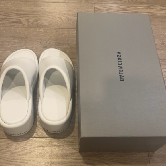 Rise leather platform slides in white - Balenciaga - Picture 10 of 11